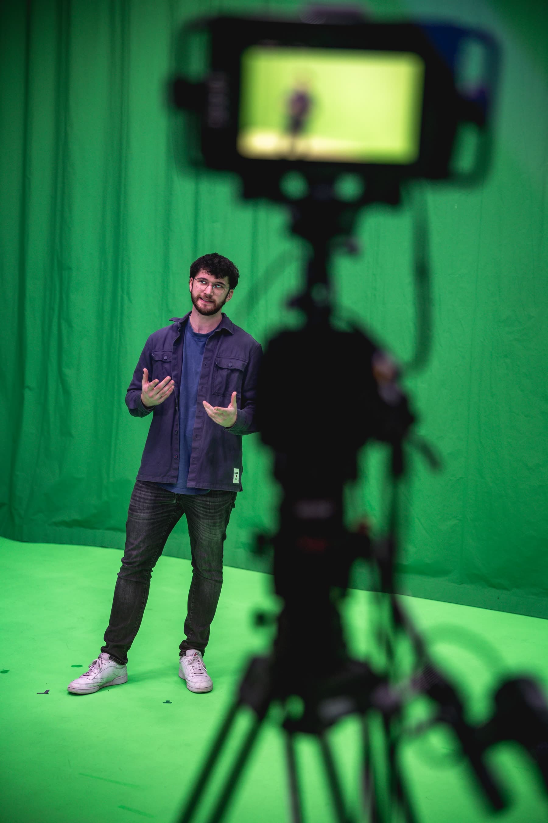 Moderator im Greenscreen-Studio