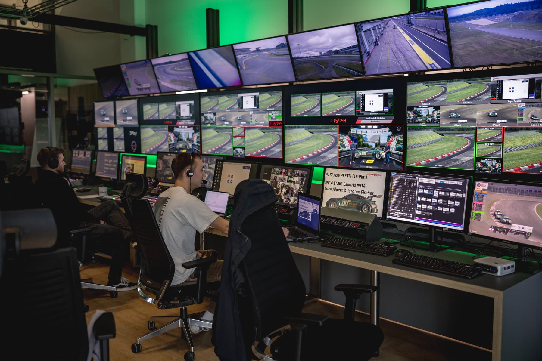 Regie mit Blick auf die Monitorwand