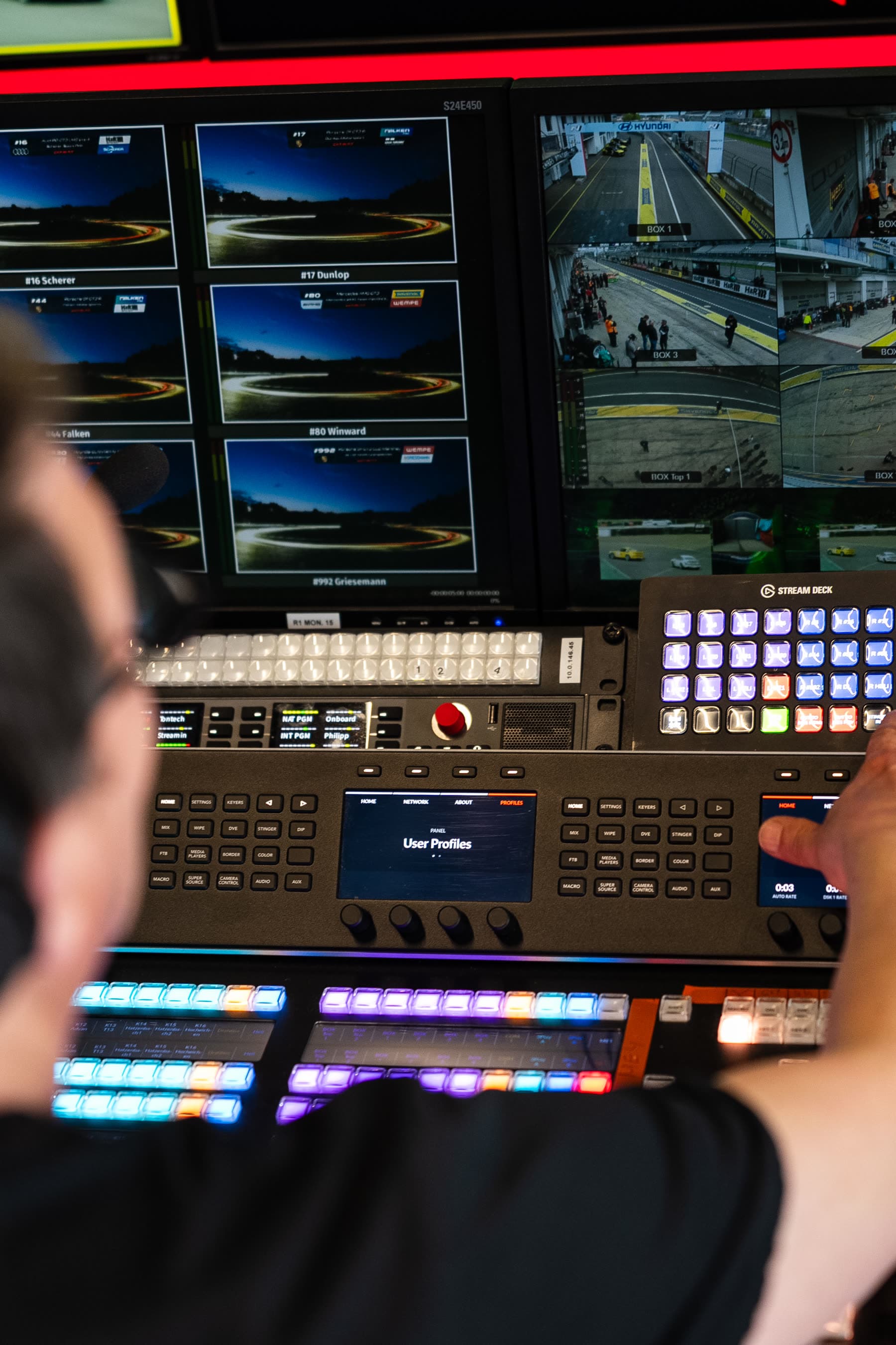 Techniker an der Regiekonsole